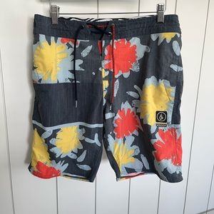 Volcom Board shorts w/pockets  NWOT Size 30
